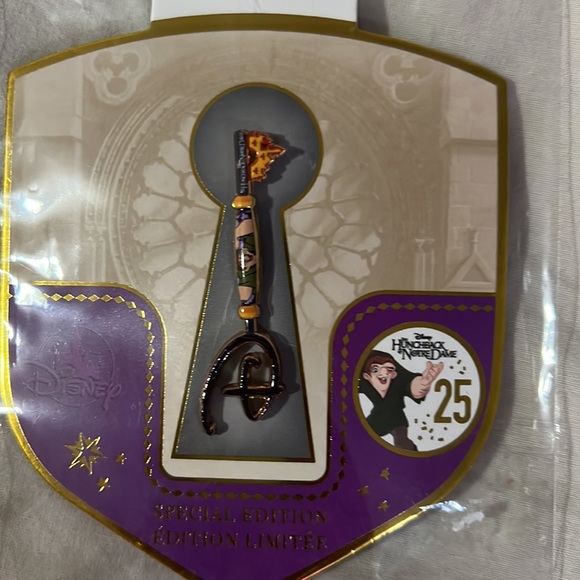 Disney Pin - Picture 2 of 3